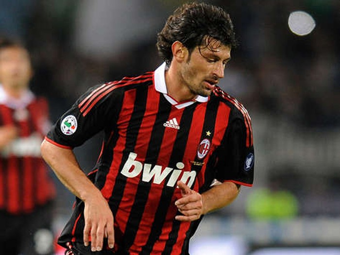 Kakha Kaladze từng là trụ cột của CLB hùng mạnh AC Milan.